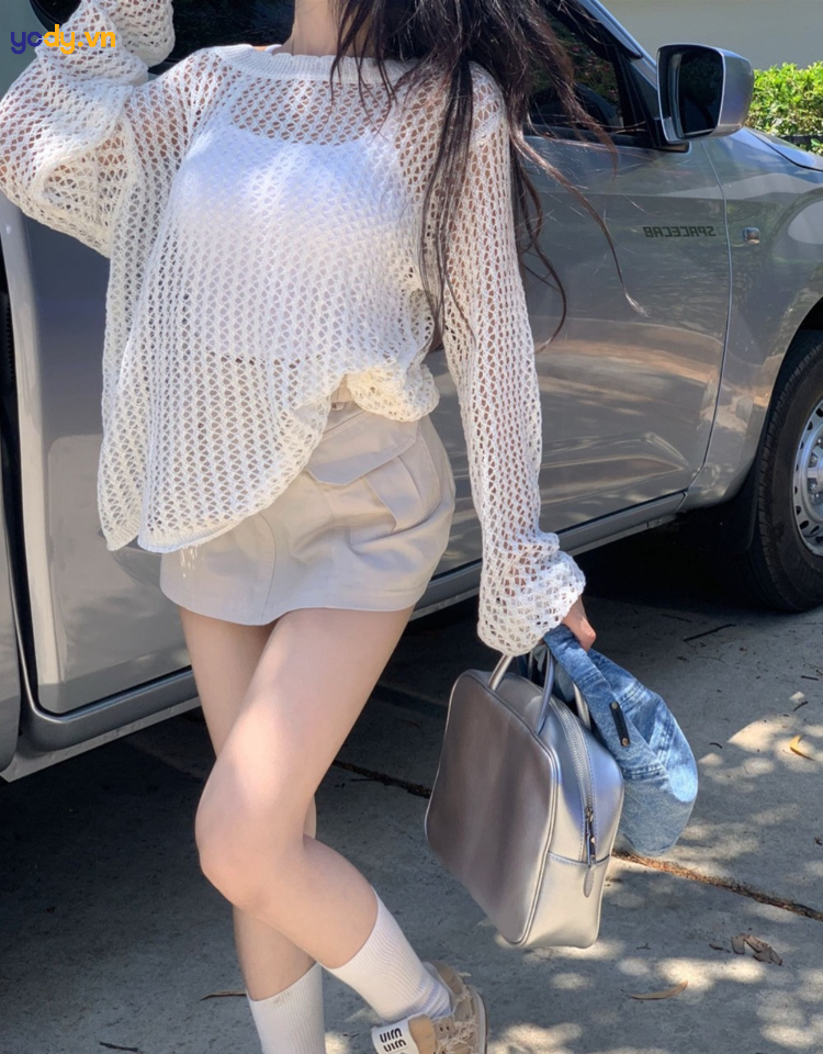 Phối áo lưới với chân váy cá tính