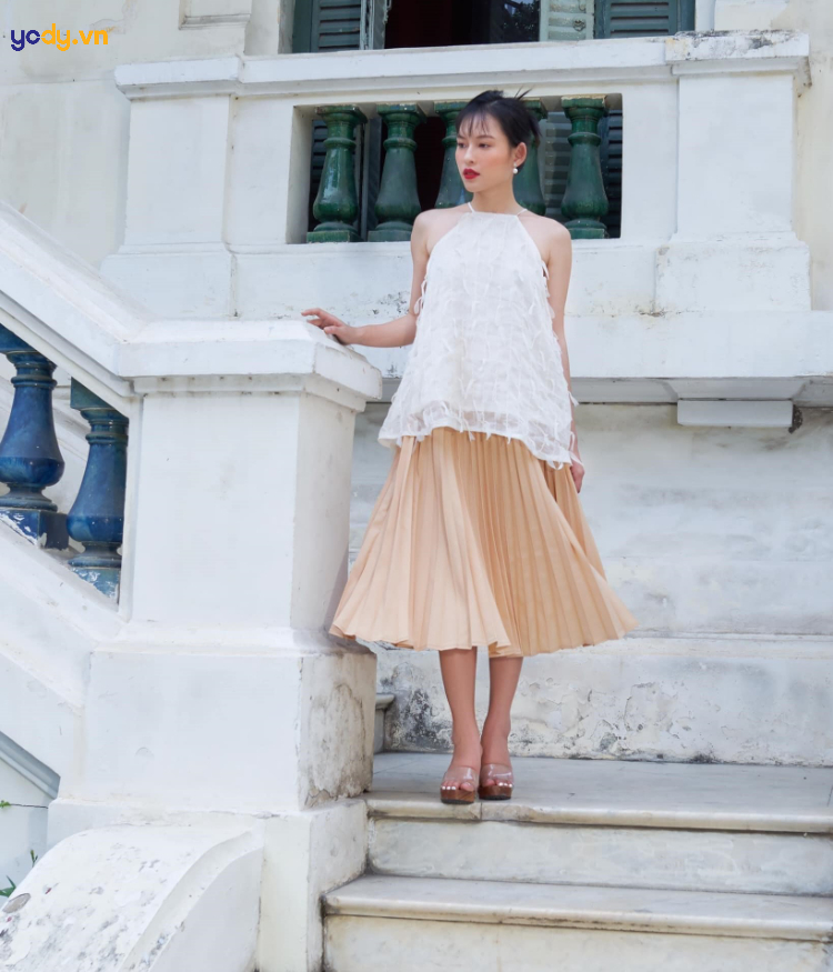 Kết hợp áo yếm với chân váy midi xinh đẹp