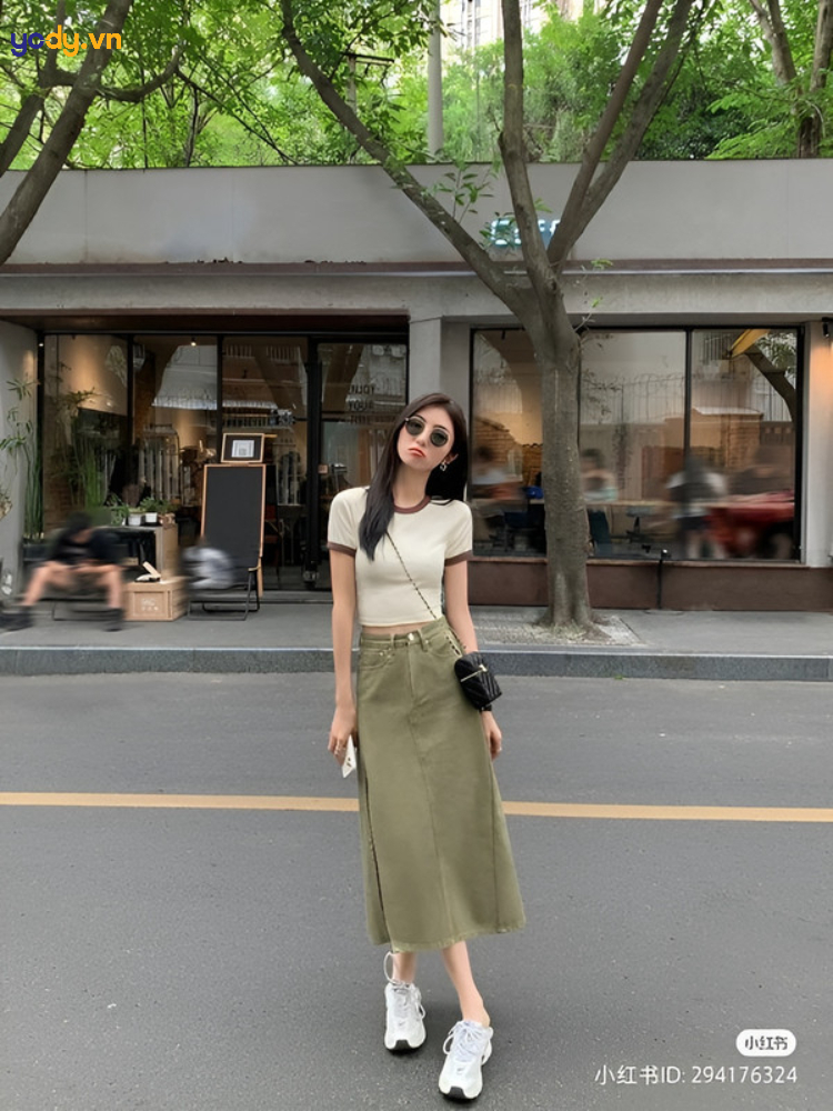 Mix baby tee với chân váy jean cá tính