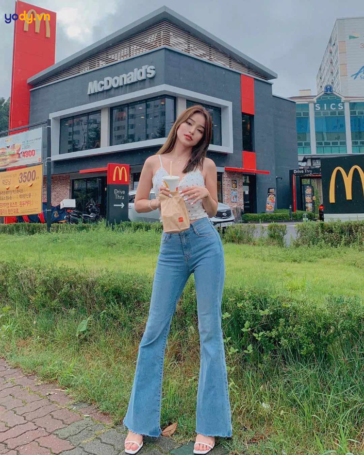 Phối áo hai dây với quần ống loe sang chảnh