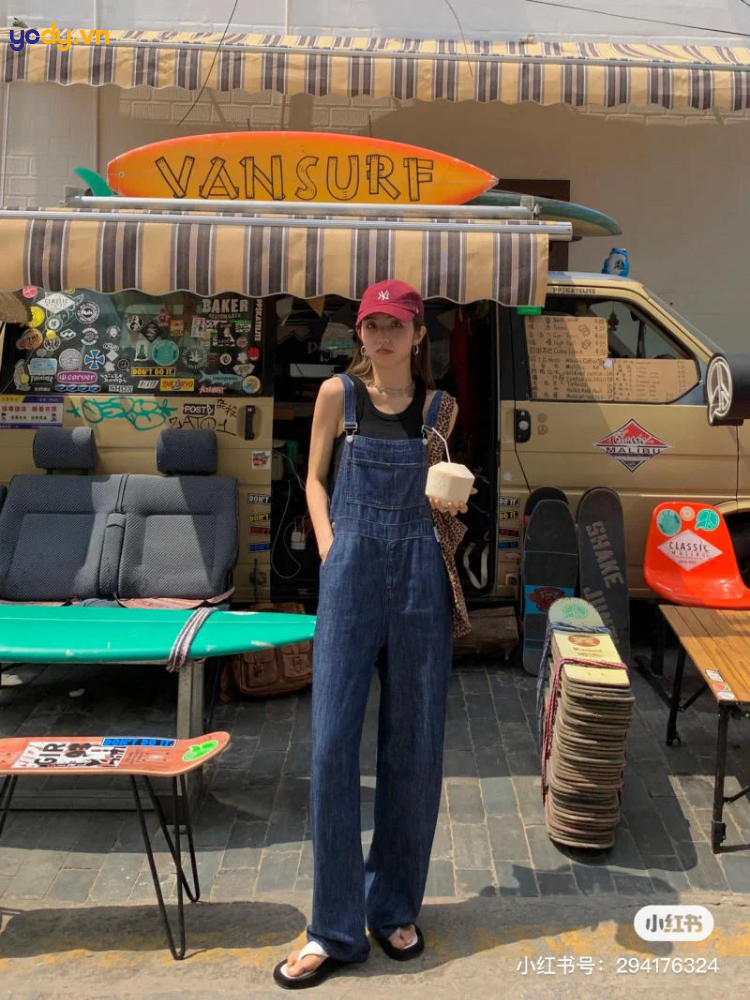 Mix đồ mùa hè cá tính với quần yếm, áo hai dây