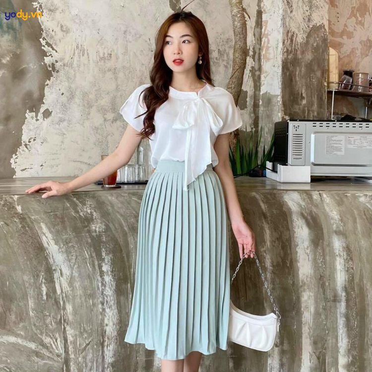 Áo voan với chân váy nữ tính cho mùa hè