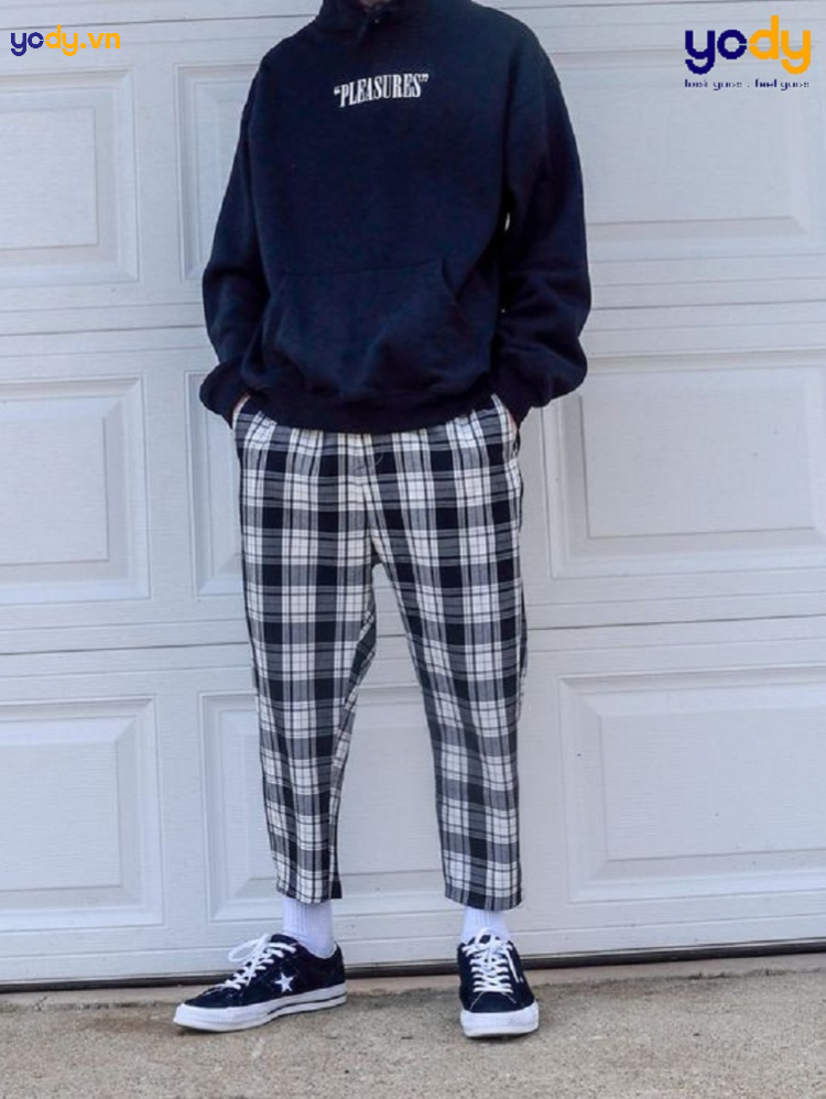 Áo hoodie phối cùng quần caro trẻ trung