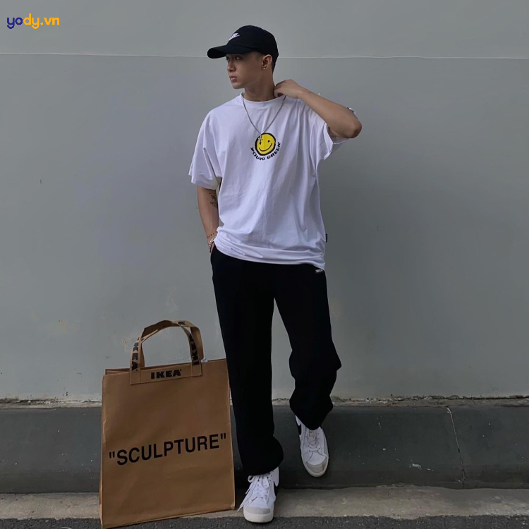 Kết hợp áo phông với quần ống suông sành điệu