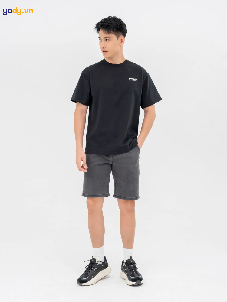 Phối áo thun với quần short trẻ trung
