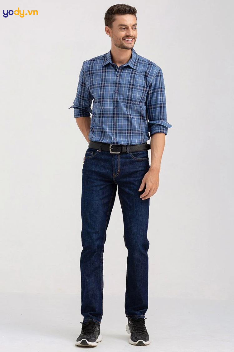 Mix áo sơ mi caro cùng quần jean thời thượng