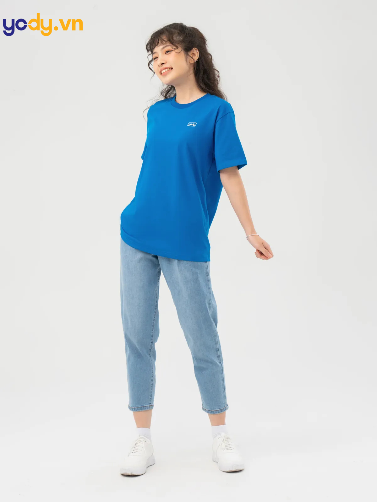 Phối áo thun với quần jean thời thượng