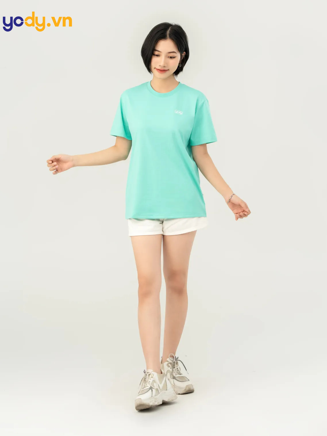 Kết hợp áo thun với quần short trẻ trung