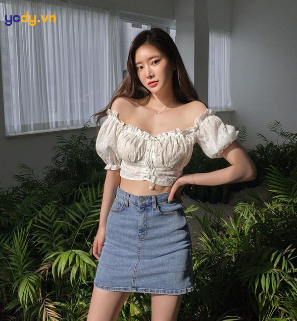 Kết hợp áo trễ vai với chân váy ngắn sexy