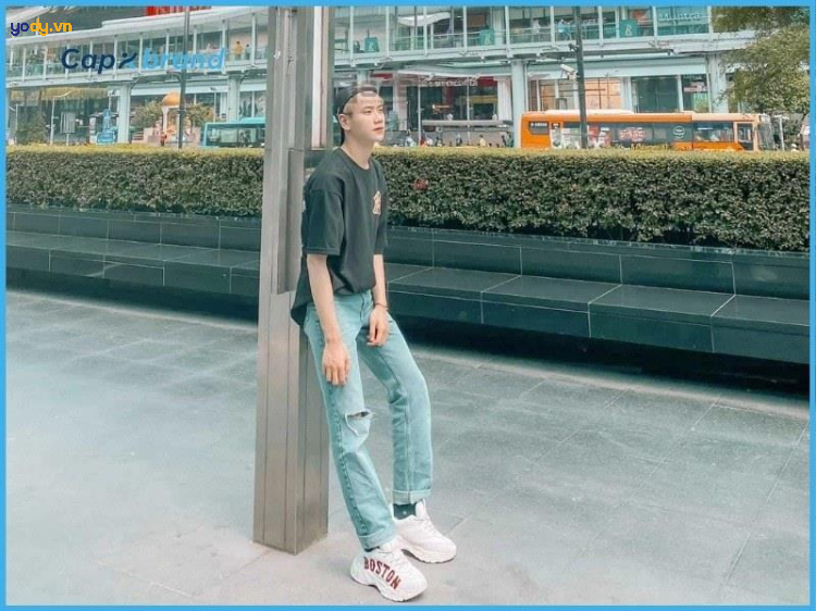 Phối giày Boston nam với áo thun, quần jean basic