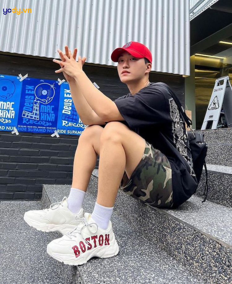 Phối giày Boston nam với áo thun, quần short năng động