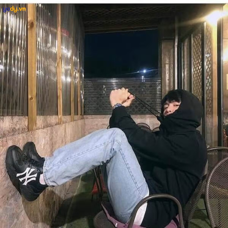 Phối Giày Boston nam với áo hoodie trẻ trung