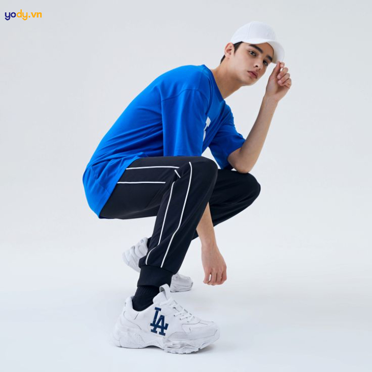 Phối Giày Boston nam với áo thun và quần thể thao