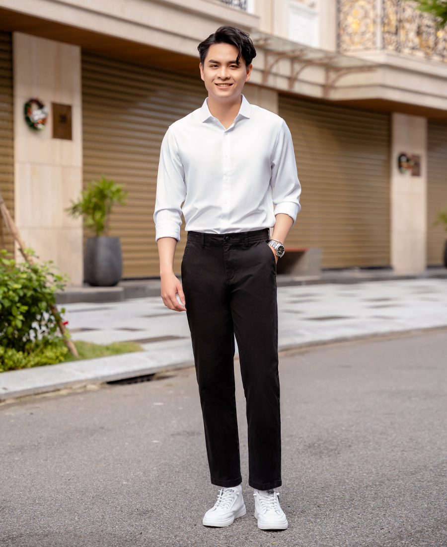 Quần Kaki Nam Regular Thêu Cạnh Túi