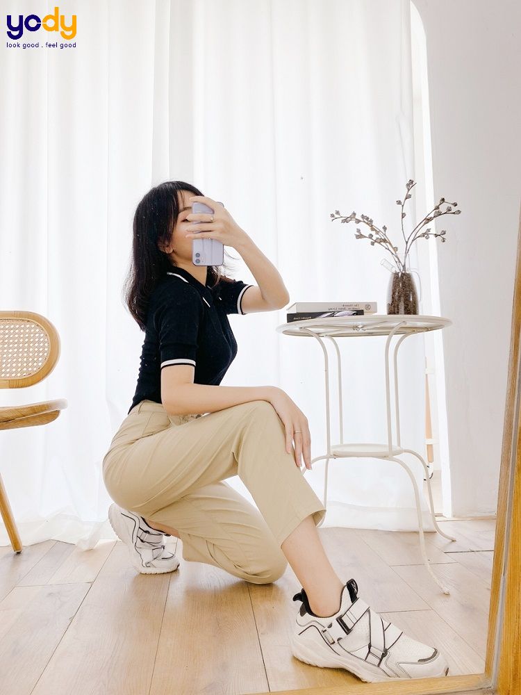 Phối đồ với quần kaki nữ cùng giày sneaker đường phố