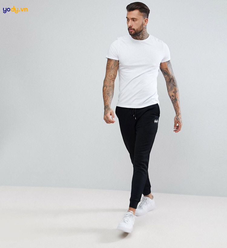 Phối áo thun cùng quần jogger thể thao