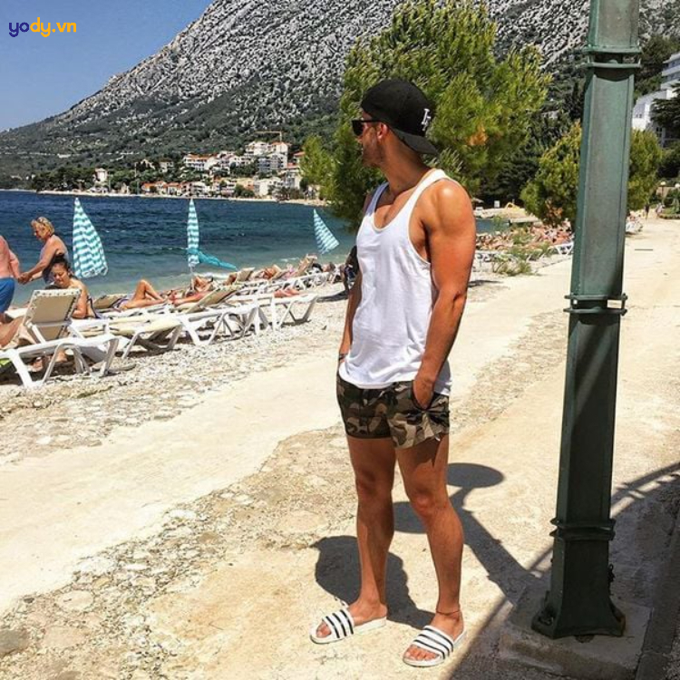 Phối áo ba lỗ cùng quần short năng động