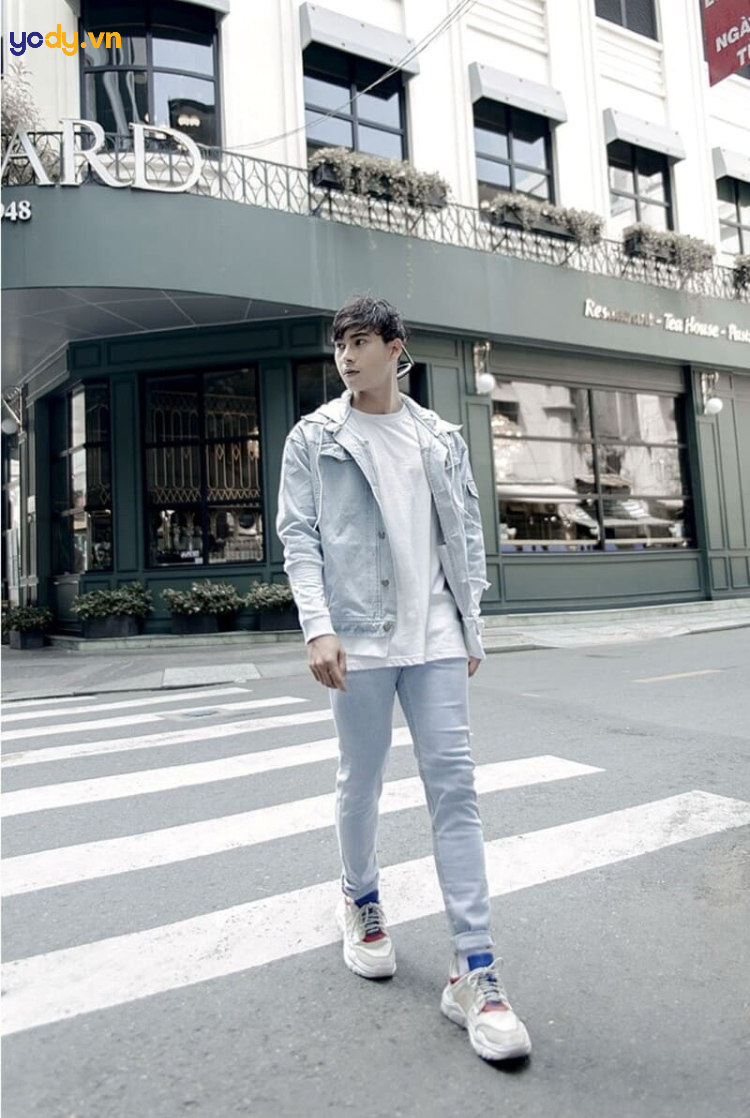 Áo khoác jean, áo thun và quần jean