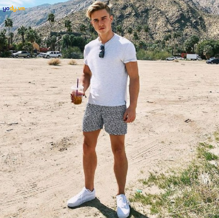 Kết hợp áo thun với quần short cá tính