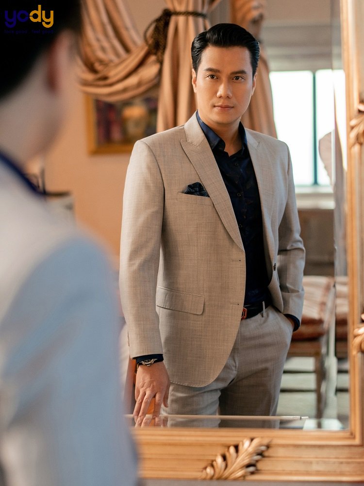 Việt Anh trong bộ vest Dezi