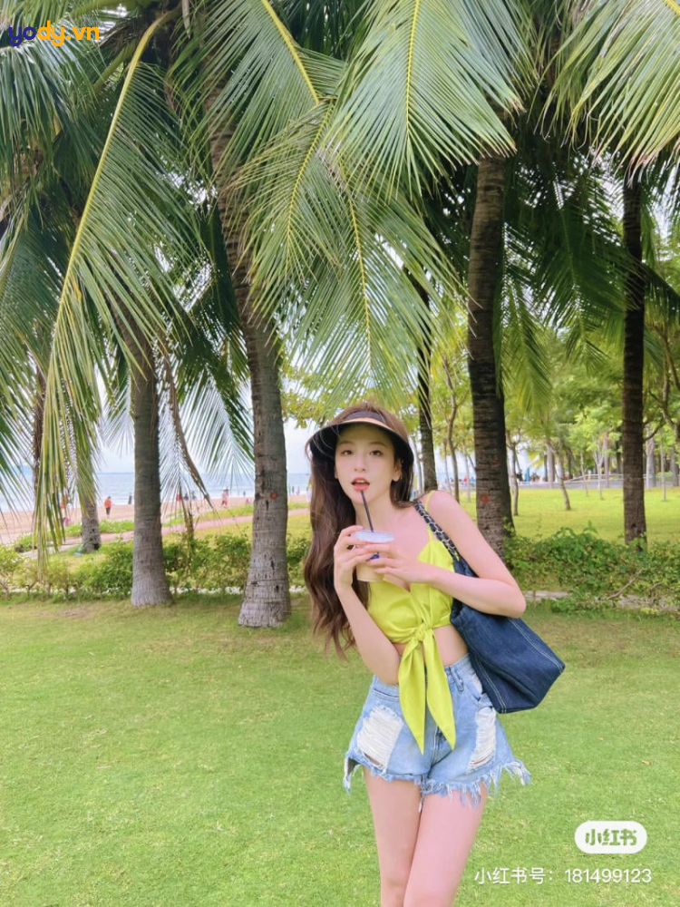 Phối quần short jean, áo nơ ngực