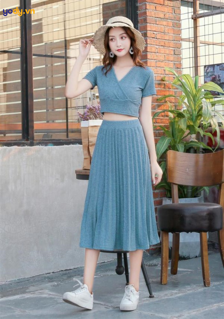 Chân váy xếp ly phối áo croptop cá tính