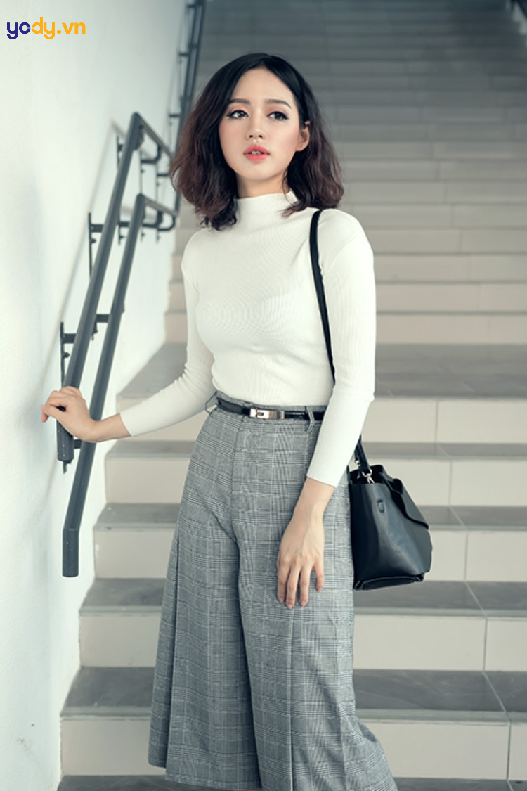 Kết hợp quần culottes với áo len mỏng sành điệu