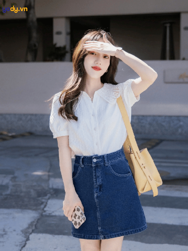 Mix chân váy bò với áo kiểu nữ tính