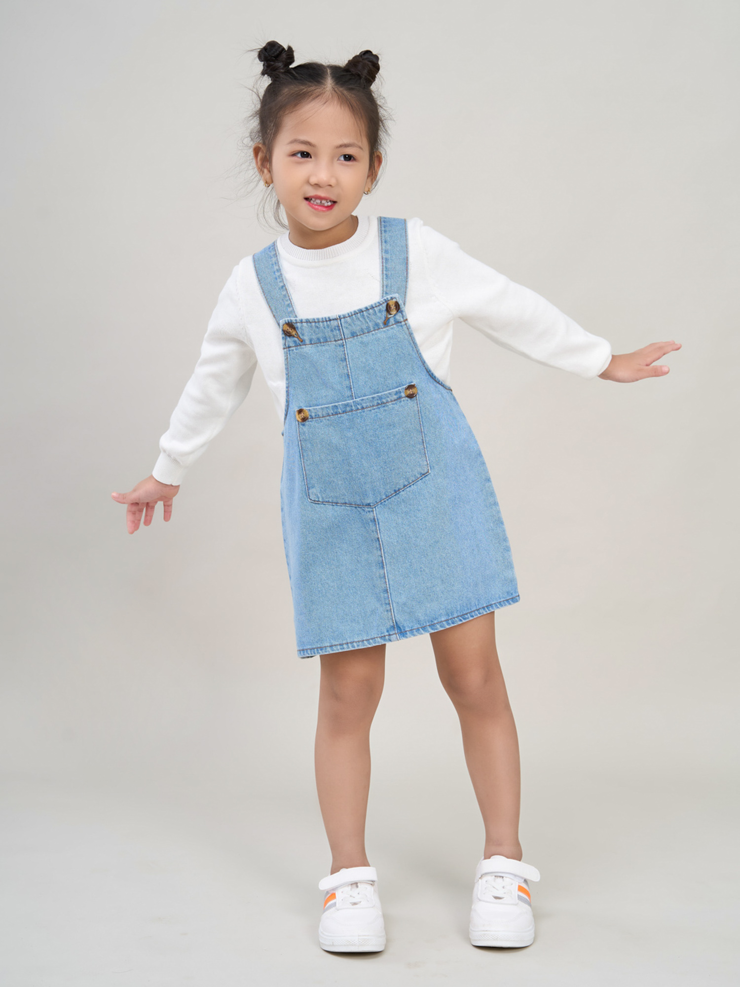 Năng động, cá tính cùng váy yếm