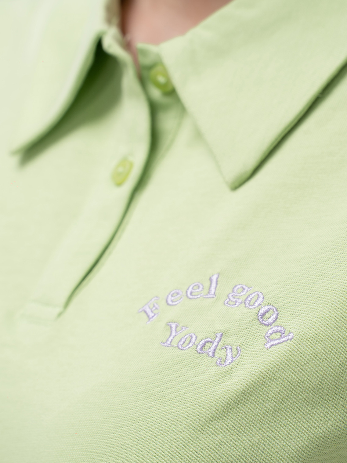 Ngực áo thêu chữ nổi bật