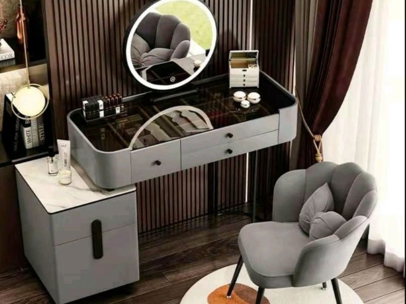 Bàn trang điểm hiện đại giúp chị em phụ nữ sắp xếp đồ đạc ngăn nắp, gọn gàng.