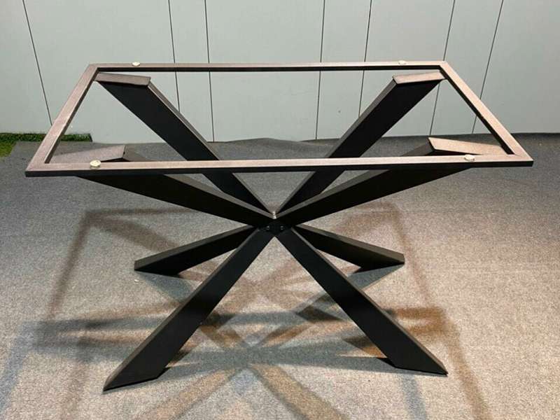 Mẫu chân bàn chéo thiết kế cầu kỳ, nổi bật