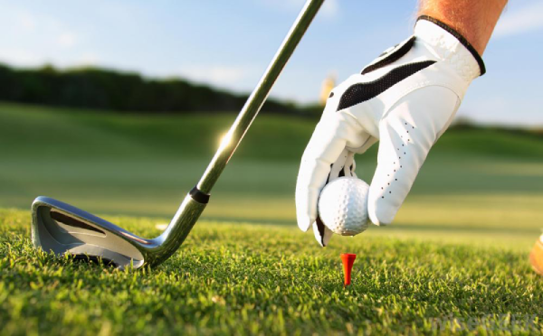 Bối cảnh sân golf ngoài trời tạo cảm giác chân thực và chuyên nghiệp