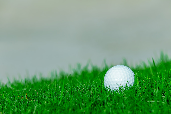 Khi bóng được đặt thấp hơn chân