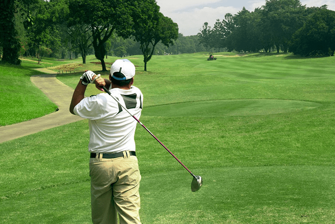 Làm thế nào để đánh một quả bóng xa