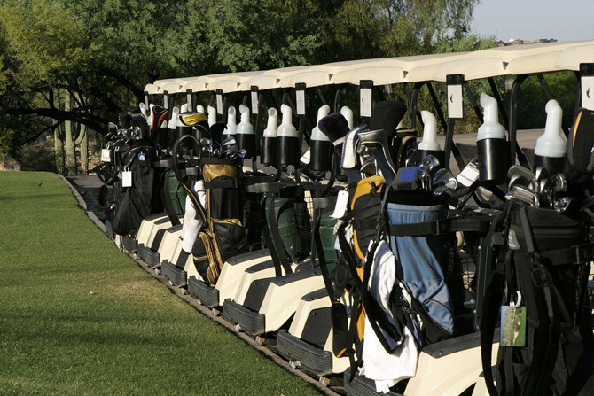 Làm thế nào để sử dụng xe đẩy ở sân golf nước ngoài