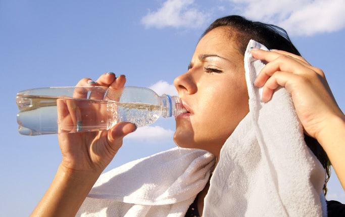 Tầm quan trọng của việc bù nước khi chơi golf mùa hè