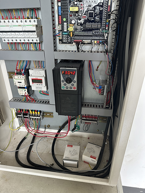 Biến tần AE200H lắp trong tủ điều khiển thang máy