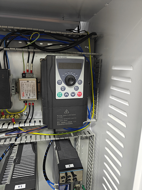 Biến tần AE200H dùng cho tủ điều khiển máy CNC