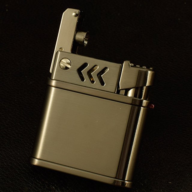 Bật Lửa Xăng Đá Chief CF-219 Thiết Kế Cổ Điển Sang Trọng - Giao Màu Ngẫu Nhiên