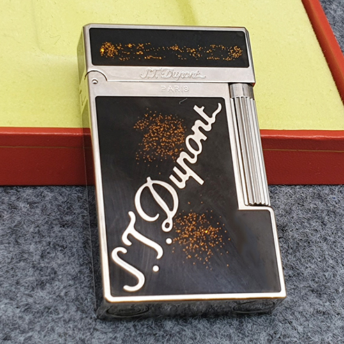 Hộp Quẹt Bật Lửa Dupont D162B Sơn Mài Nền Đen Chấm Đỏ Cạnh Bạc Khắc Chữ Cao Cấp