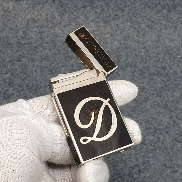 Hộp Quẹt Bật Lửa Dupont D162B Sơn Mài Nền Đen Chấm Đỏ Cạnh Bạc Khắc Chữ Cao Cấp