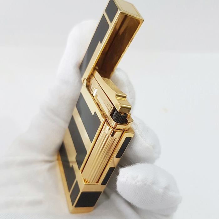 Hộp Quẹt Bật Lửa Dupont Gas Đá Sơn Mài Đen D99V Họa Tiết Hoa Văn Cách Điệu Ngang Màu Vàng Đen - Dùng Gas Đá Cao Cấp