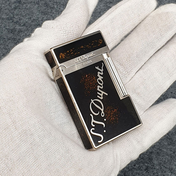 Hộp Quẹt Bật Lửa Dupont D162B Sơn Mài Nền Đen Chấm Đỏ Cạnh Bạc Khắc Chữ Cao Cấp