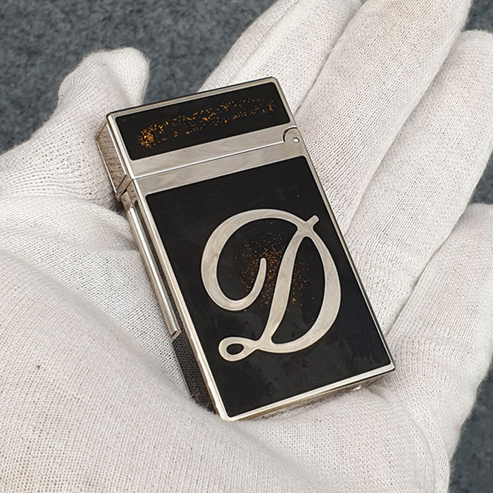 Hộp Quẹt Bật Lửa Dupont D162B Sơn Mài Nền Đen Chấm Đỏ Cạnh Bạc Khắc Chữ Cao Cấp