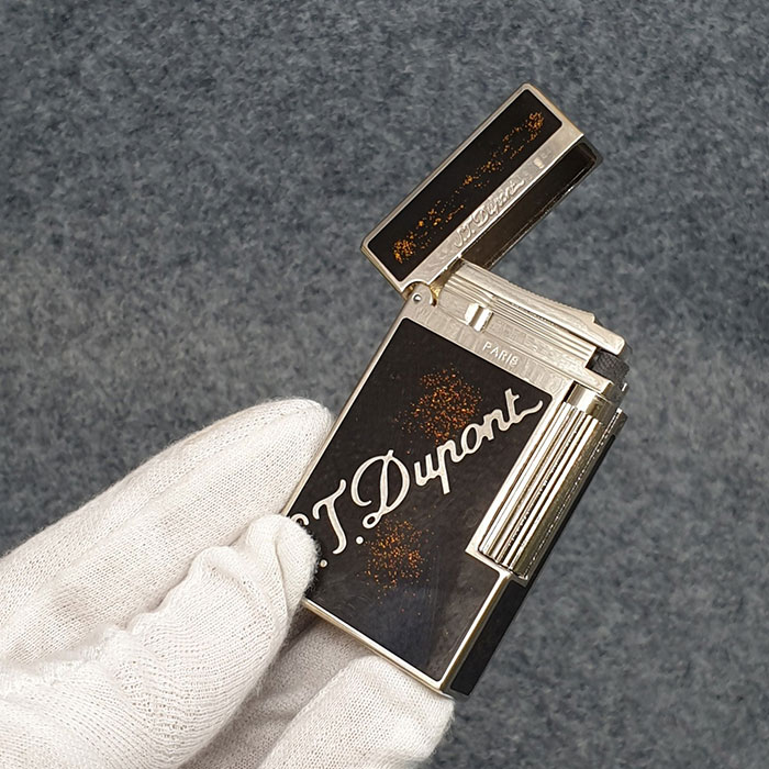 Hộp Quẹt Bật Lửa Dupont D162B Sơn Mài Nền Đen Chấm Đỏ Cạnh Bạc Khắc Chữ Cao Cấp