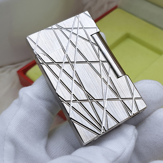 Hộp Qụet Bật Lửa Dupont Khắc Chìm Cắt Chéo Độc Lạ D186B Màu Bạc Đẹp, Độc Lạ - Dùng Gas Đá Cao Cấp