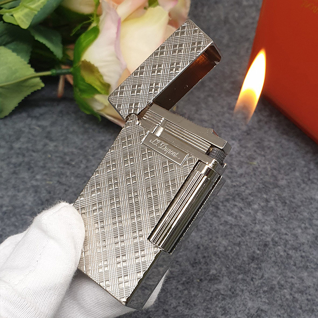 Hộp Qụet Bật Lửa Dupont Họa Tiết Ô Vuông D47T Màu Bạc Sang Trọng - Dùng Gas Đá Cao Cấp