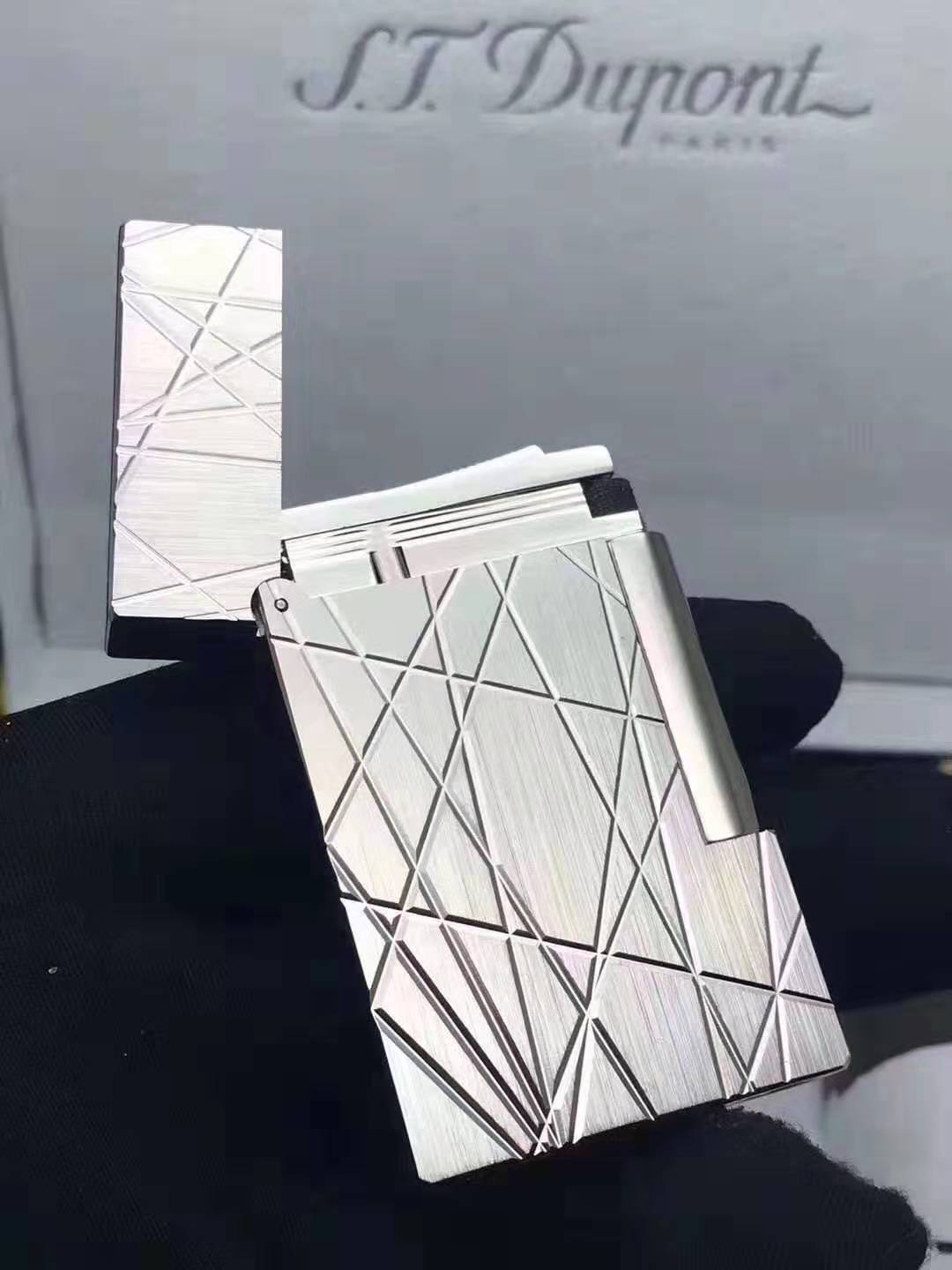 Hộp Qụet Bật Lửa Dupont Khắc Chìm Cắt Chéo Độc Lạ D186B Màu Bạc Đẹp, Độc Lạ - Dùng Gas Đá Cao Cấp