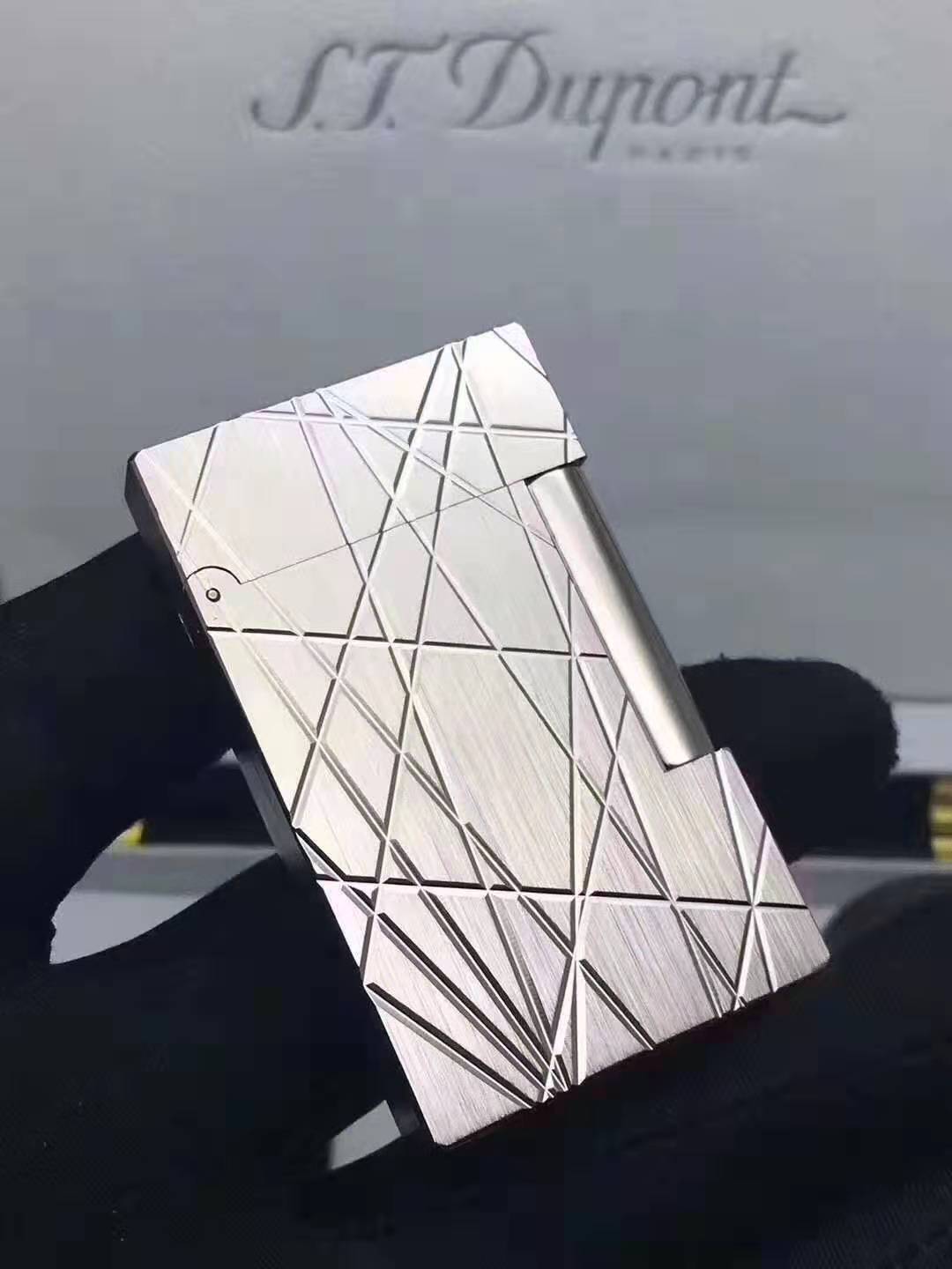 Hộp Qụet Bật Lửa Dupont Khắc Chìm Cắt Chéo Độc Lạ D186B Màu Bạc Đẹp, Độc Lạ - Dùng Gas Đá Cao Cấp